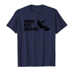 Kitesurfer-T-Shirt mit Logo, das Work Kite Balance symbolisiert. Ein T-Shirt für jeden Kitesurfer, das die Liebe zum Wasser und den Hobbys ausdrückt.