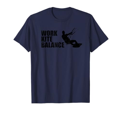 Kitesurfer-T-Shirt mit Logo, das Work Kite Balance symbolisiert. Ein T-Shirt für jeden Kitesurfer, das die Liebe zum Wasser und den Hobbys ausdrückt.