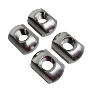 Vier silberne Metallnüsse in einer quadratischen Form. Die mittleren beiden Nüsse sehen sich gegenüber, während die äußeren zwei Nüsse parallel zueinander stehen. Jede Nuss hat einen Loch im Zentrum und ist leicht gebogen am oberen Rand, was darauf schließen lässt, dass sie für das Mounting von Folien entwickelt wurden. Sie liegen auf einem stark weißen Hintergrund, der kontrastiert mit ihrem silbernen Metallfarbton. Es gibt keine Texte oder andere erkennbare Objekte im Bild. Die genaue Anordnung der Nüsse deutet auf sorgfältige Konstruktion und Präzision bei ihrer Produktion hin. Das Bild enthält keine Bewegung oder Aktion; es stellt einen stillen Moment dar.