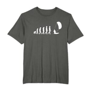 Ein Kitesurfer im Wasser, das T-Shirt zeigt eine Grafik mit einem Mond und vier Personen auf einer Surbrett