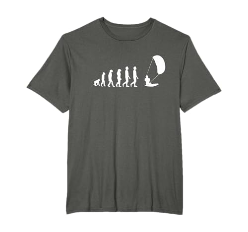 Ein Kitesurfer im Wasser, das T-Shirt zeigt eine Grafik mit einem Mond und vier Personen auf einer Surbrett